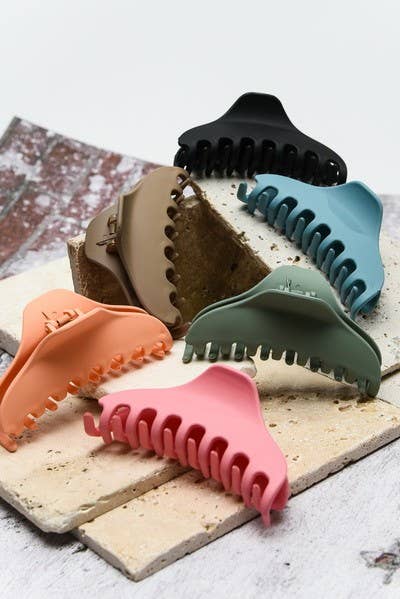 MATTE OVERSIZED CURVED HAIR CLAW CLIPS