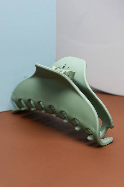 MATTE OVERSIZED CURVED HAIR CLAW CLIPS