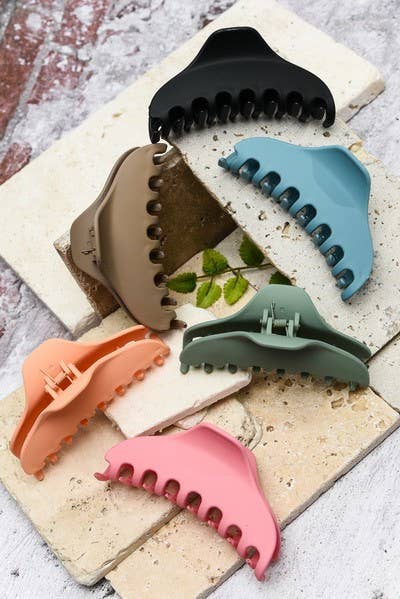 MATTE OVERSIZED CURVED HAIR CLAW CLIPS